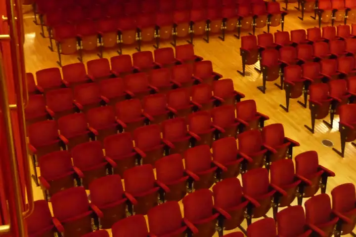 La platea del Piccolo Teatro Grassi con le poltrone rosse in file.